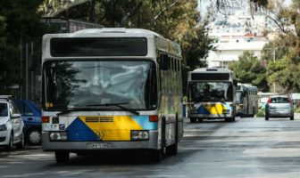 Ρατσιστικό παραλήρημα: Οδηγός λεωφορείου σηκώνει αλλοδαπό από τη θέση του – «Εδώ κάνω κουμάντο εγώ»