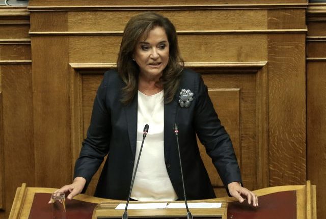 Η Ν. Μπακογιάννη αμφισβήτησε την δημοκρατικότητα του πατέρα του Αλέξη Τσίπρα, όπως και η Ελεύθερη Ώρα