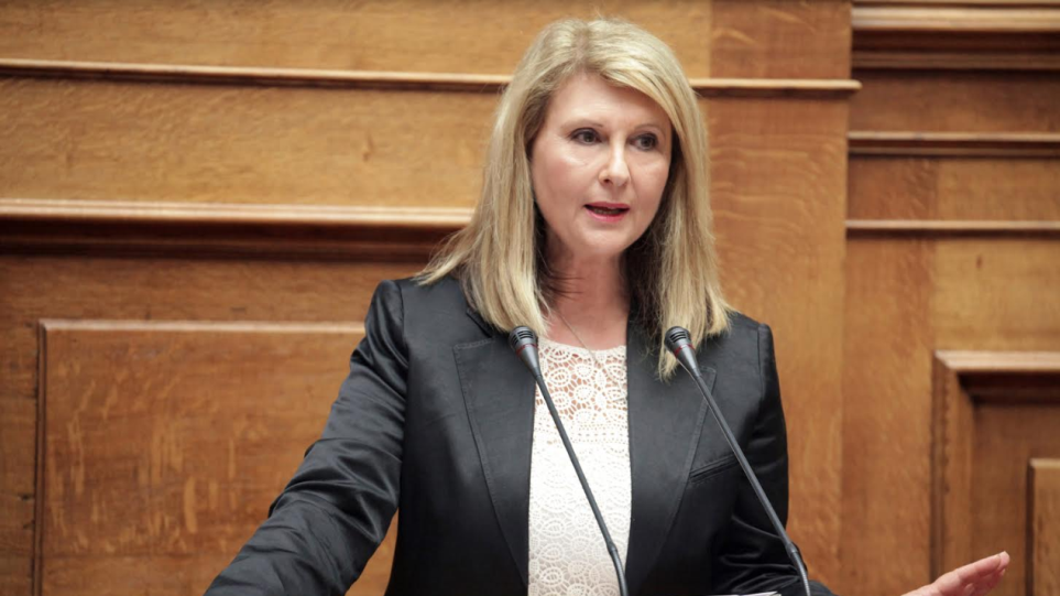 Η ανακοίνωση της Σοφίας Βούλτεψη μετά την επίθεση που δέχτηκε στο συλλαλητήριο (vid)