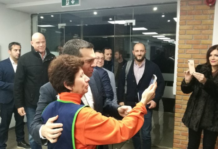 Η εταιρεία απέλυσε την καθαρίστρια που φωτογραφήθηκε με τον Τσίπρα