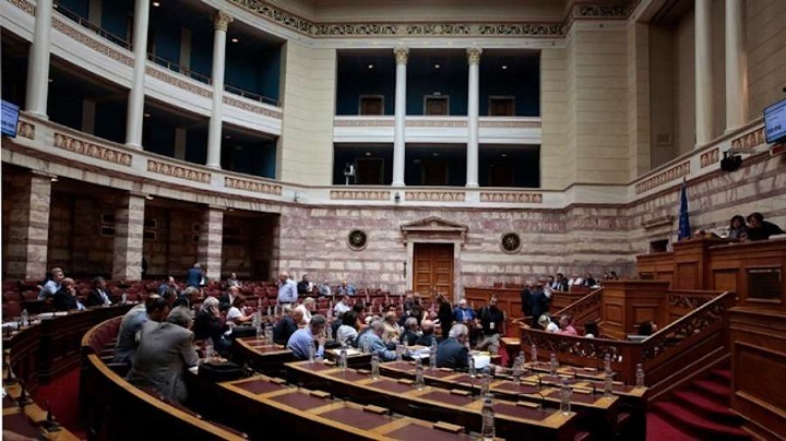 Συμφωνία Πρεσπών: Την Πέμπτη η ψηφοφορία στη Βουλή – Υψηλοί τόνοι και διακοπές στην επιτροπή