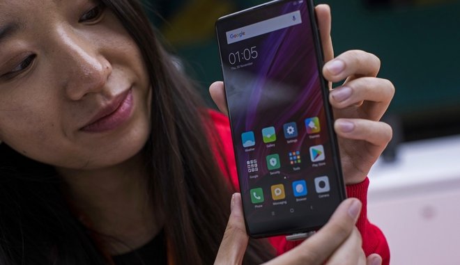 H Xiaomi παρουσίασε το πρώτο smartphone που διπλώνει στα… τρία (vid)