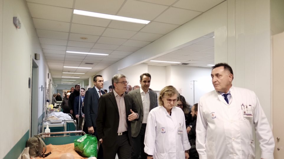 Αιφνιδιαστική επίσκεψη του Κ. Μητσοτάκη στο πανεπιστημιακό νοσοκομείο “Αττικόν”