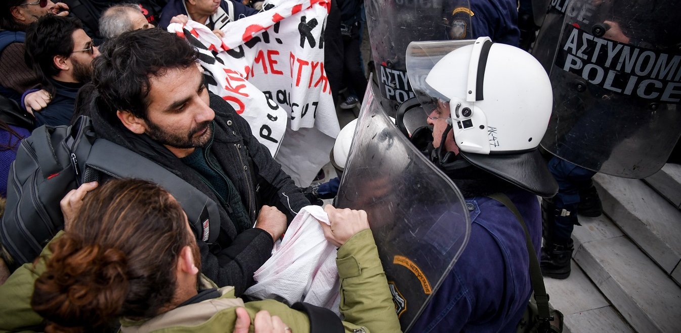 Πορεία εκπαιδευτικών: Τραυματίσθηκε 50χρονη δασκάλα από κάθετη βολή χημικών (εικόνα)