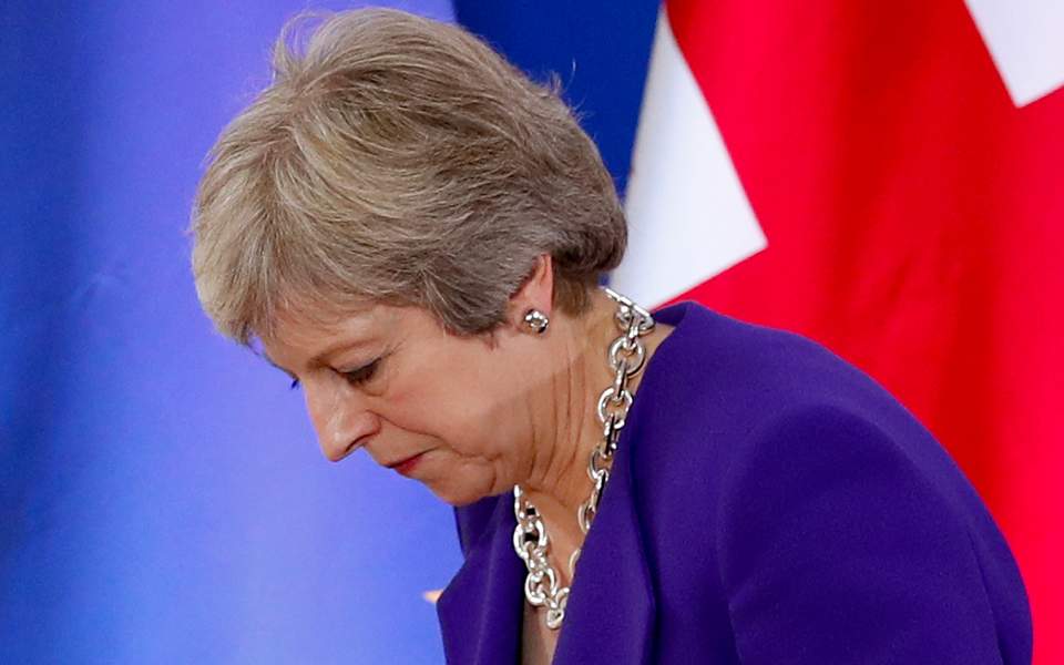 The Telegraph: Η Τερέζα Μέι πρέπει να παραιτηθεί σύντομα