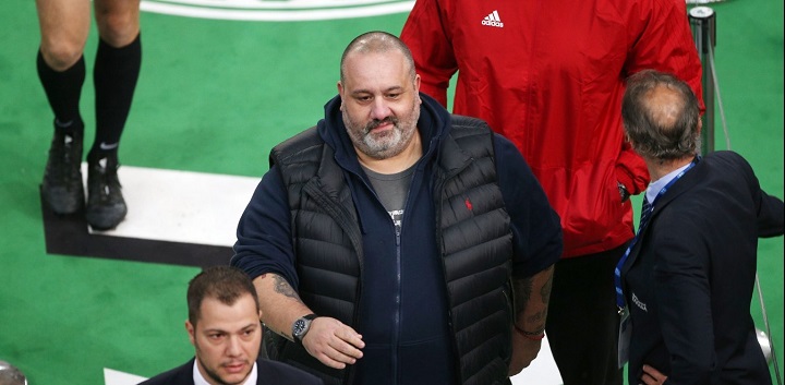 Ο Καραπαπάς προκαλεί την εξέδρα με ειρωνική χειρονομία προς τα επίσημα (vid)