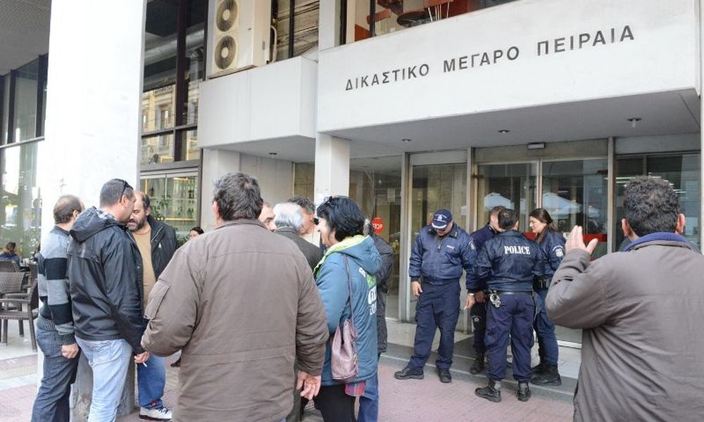 Προληπτική εκκένωση των δικαστηρίων στον Πειραιά μετά από τηλεφώνημα για τοποθέτηση βόμβας