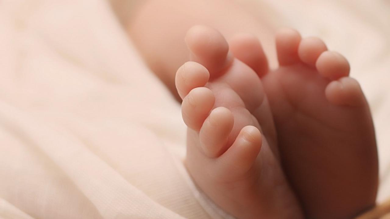 Βρέφος έπεσε από τα χέρια του παπά και νοσηλεύεται με κάκωση στο κεφάλι (vid)