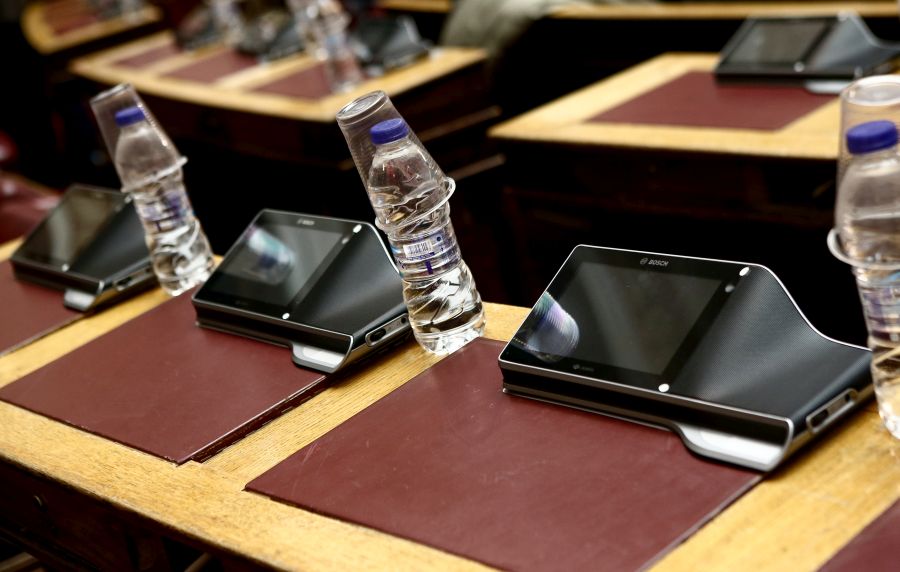 Βουλή: Υπερψηφίστηκαν οι Εποπτευόμενοι χώροι χρήσης ναρκωτικών και η αλλαγή στο τρόπο τιμολόγησης των φαρμάκων