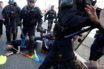 Οργή για τις δηλώσεις Μακρόν για την 73χρονη που τραυματίστηκε στη διαδήλωση των “κίτρινων γιλέκων”