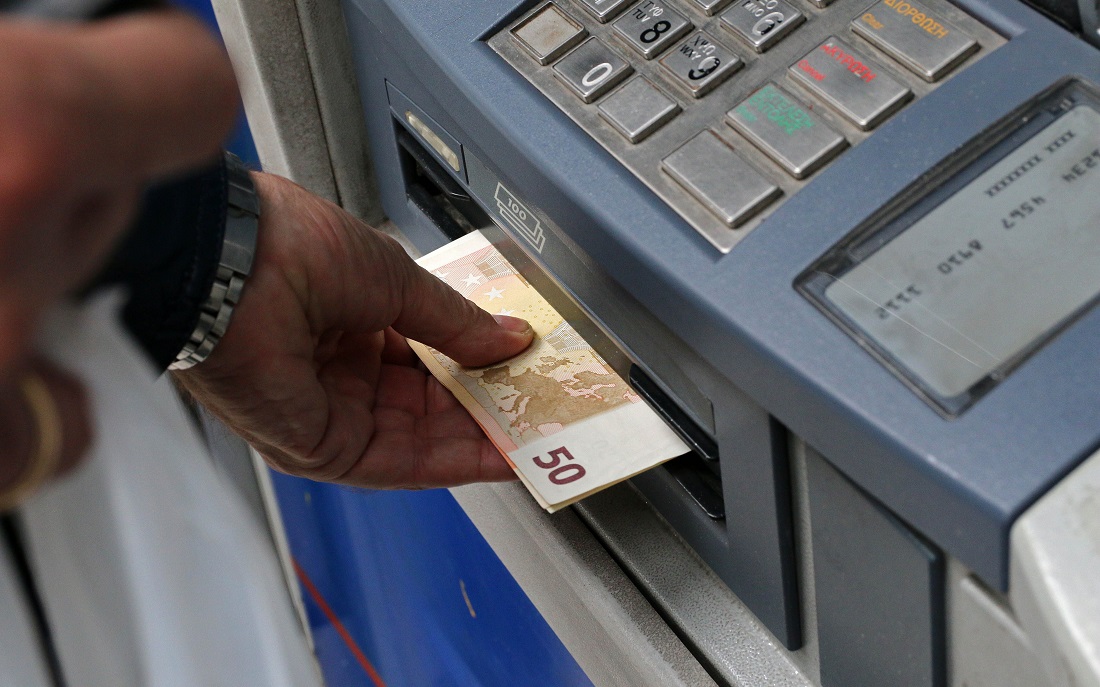 Πιστώνονται οι συντάξεις Απριλίου – Όλες οι ημερομηνίες