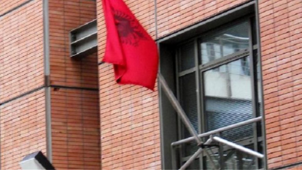 Συνεχίζεται η αναστάτωση στην αλβανική πρεσβεία μετά την κλοπή διαβατηρίων – Καρατομήθηκαν 20 στελέχη