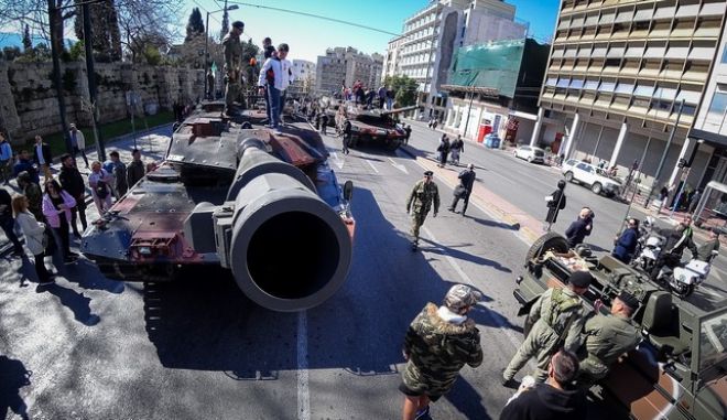 Live η παρέλαση στην πλατεία Συντάγματος