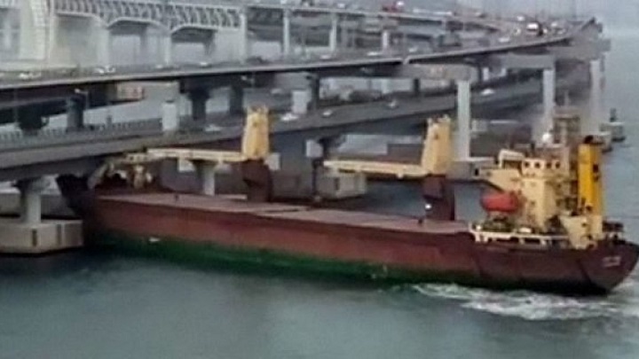 Απίστευτο περιστατικό: Μεθυσμένος καπετάνιος έριξε το πλοίο σε γέφυρα, και μετά χτύπησε κρουαζιερόπλοιο (vid)