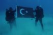 Αυτοί είναι οι Τούρκοι με τη σημαία στη Σούδα – Κι άλλη πρόκληση πρόσφατα