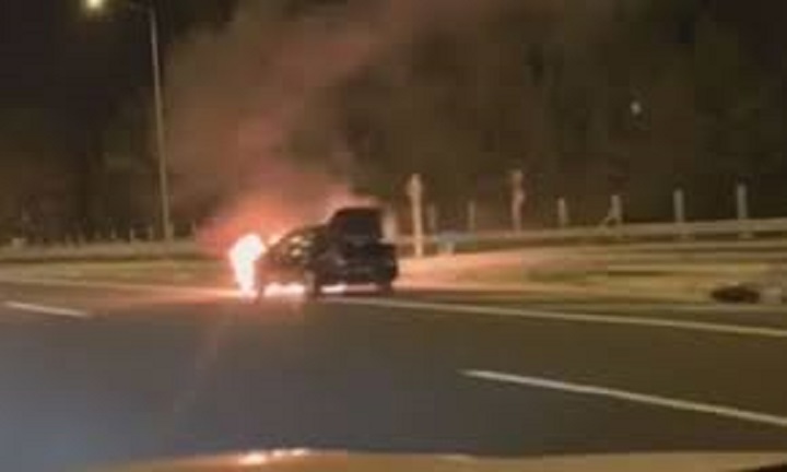 Αυτοκίνητο τυλίχθηκε στις φλόγες στην Αθηνών – Λαμίας – Από θαύμα σώθηκαν οι επιβάτες (vid)