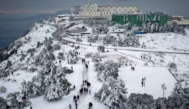 Χιόνια στην Πάρνηθα – Ριπές ανέμου έως 150 χλμ