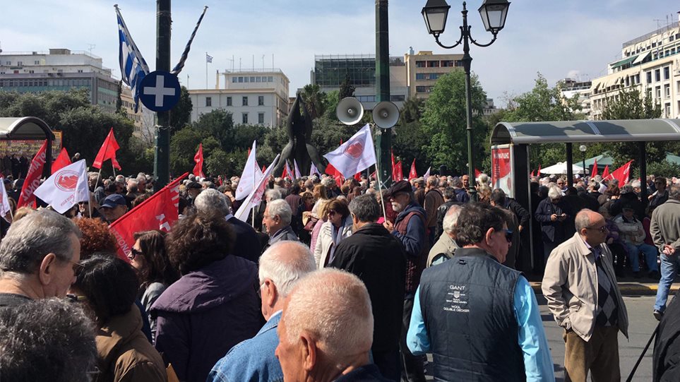 Πορεία συνταξιούχων προς το Μέγαρο Μαξίμου – Ζητούν συνάντηση με τον πρωθυπουργό