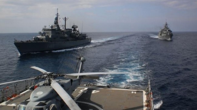 Τούρκοι δύτες φωτογραφήθηκαν με την τουρκική σημαία στο βυθό της Σούδας (εικόνα)