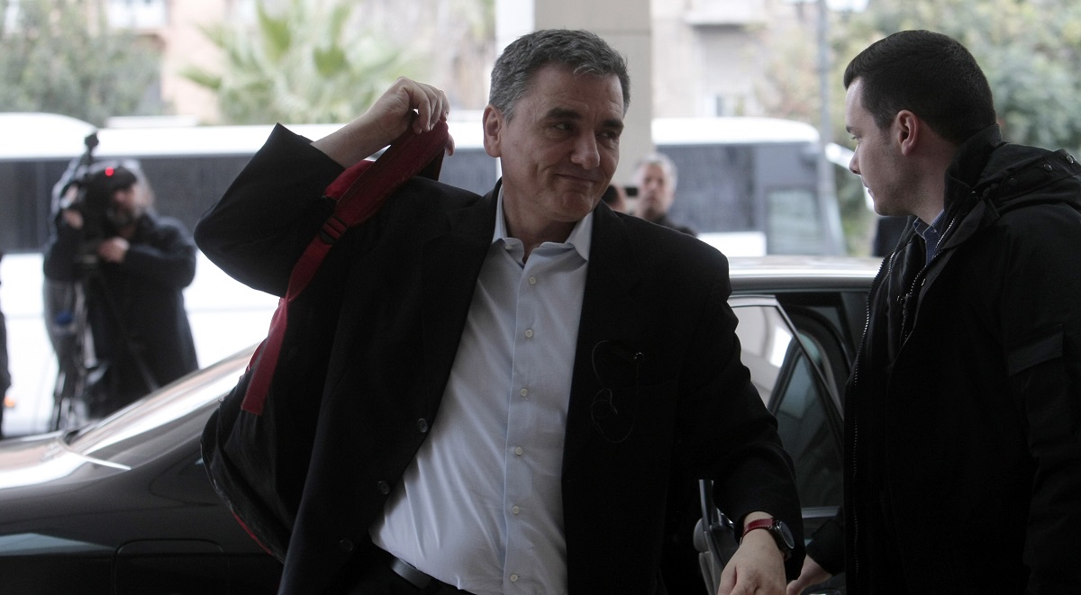 Ο Τσακαλώτος άνοιξε “παράθυρο” καταβολής αναδρομικών από τα κομμένα δώρα στο δημόσιο