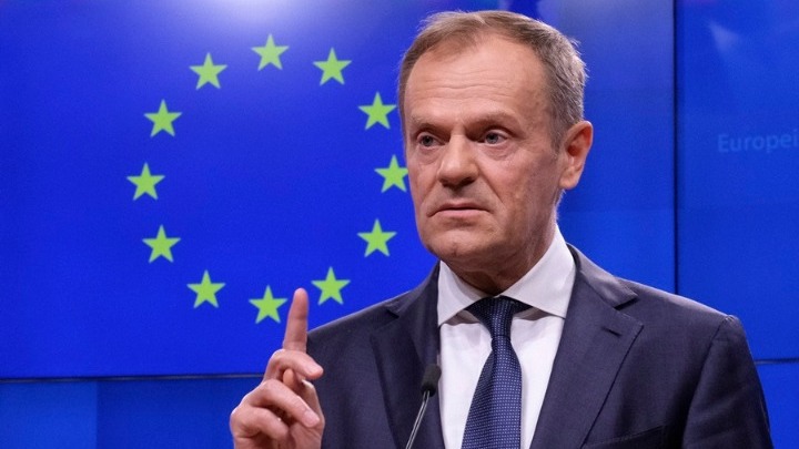 Ο Τουσκ “φωτογραφίζει” παρέμβαση Μπάνον στις ευρωεκλογές για αντιευρωπαϊκό και ακροδεξιό μέτωπο