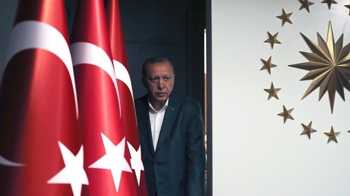 Παραδέχεται την ήττα του και κάνει στροφή στην οικονομία ο Ερντογάν