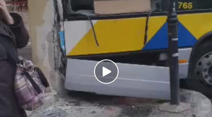 Σύγκρουση δυο λεωφορείων, με 11 τραυματίες, στο Αιγάλεω (vid)