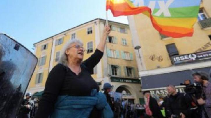 Σε κώμα 71χρονη διαδηλώτρια των “κίτρινων γιλέκων” – Χτυπήθηκε από τους αστυνομικούς (εικόνες)