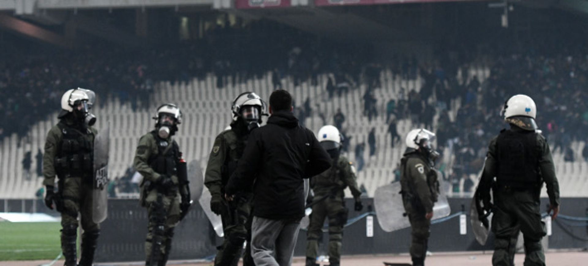 Οκτώ συλλήψεις από την αστυνομία για τα σοβαρά επεισόδια στο ΟΑΚΑ – Εφαρμόζεται ο νόμος Βασιλειάδη