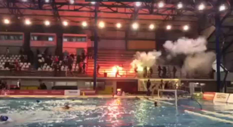 “Κόλαση” στο Παπαστράτειο: Βίαιη εισβολή κρανοφόρων με ρόπαλα σε αγώνα… πόλο γυναικών! (vid)