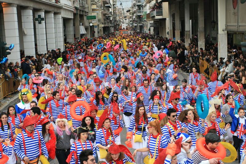 Πατρινό καρναβάλι και πάλι, με 40.000 συμμετέχοντες – Τέσσερις ώρες γιορτή και χορός (εικόνες)