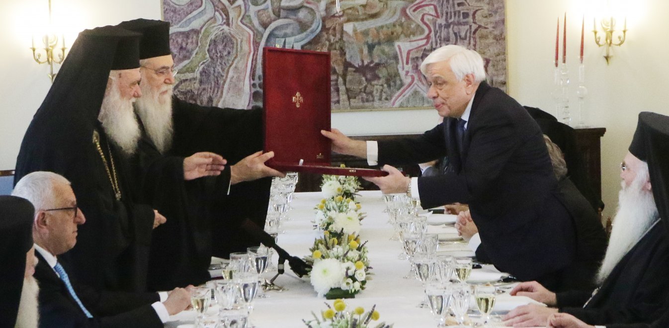 Το Παράσημο του Μεγαλόσταυρου του Τάγματος της Τιμής στον Ιερώνυμο από τον Προκόπη Παυλόπουλο