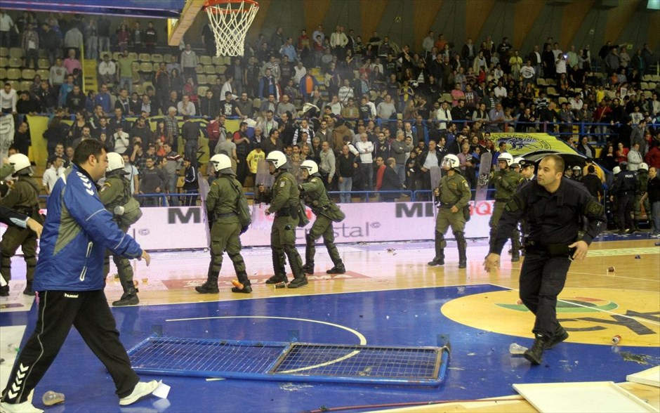 Νέο “μαχαίρι” στο Μπάσκετ: Ξύλο μεταξύ οπαδών στο Περιστέρι – Άρης (vid)