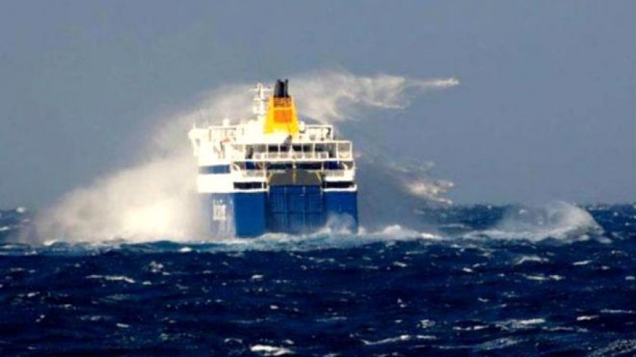 Σε ισχύ το απαγορευτικό απόπλου από τον Πειραιά – Λόγω των ισχυρών ανέμων