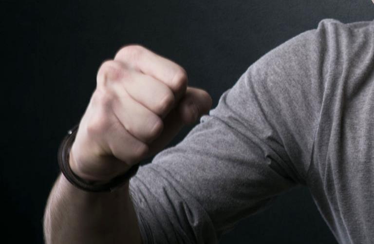 Ρατσιστική επίθεση σε διερμηνέα του Ελληνικού Συμβουλίου για τους Πρόσφυγες