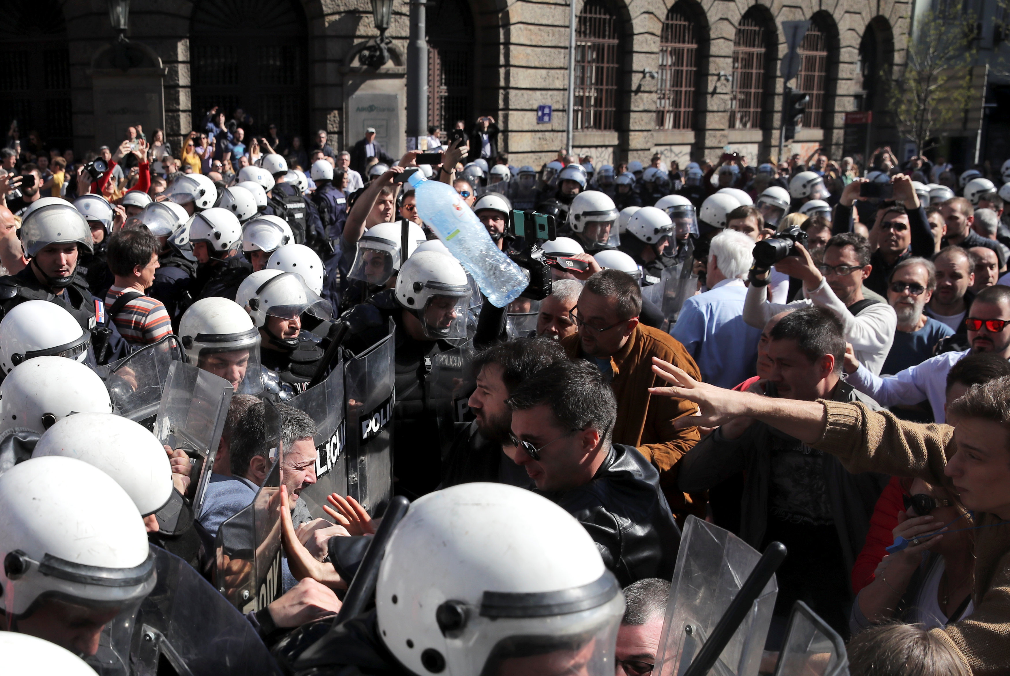 Μεγάλη αναταραχή στη Σερβία: Διαδηλωτές απέκλεισαν τον Βούτσιτς στο Προεδρικό Μέγαρο