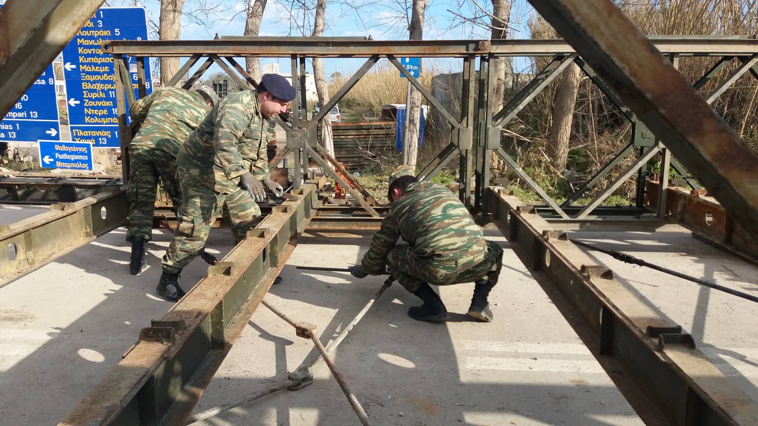 Ο στρατός έστησε τις δύο πρώτες γέφυρες στα Χανιά (εικόνες)