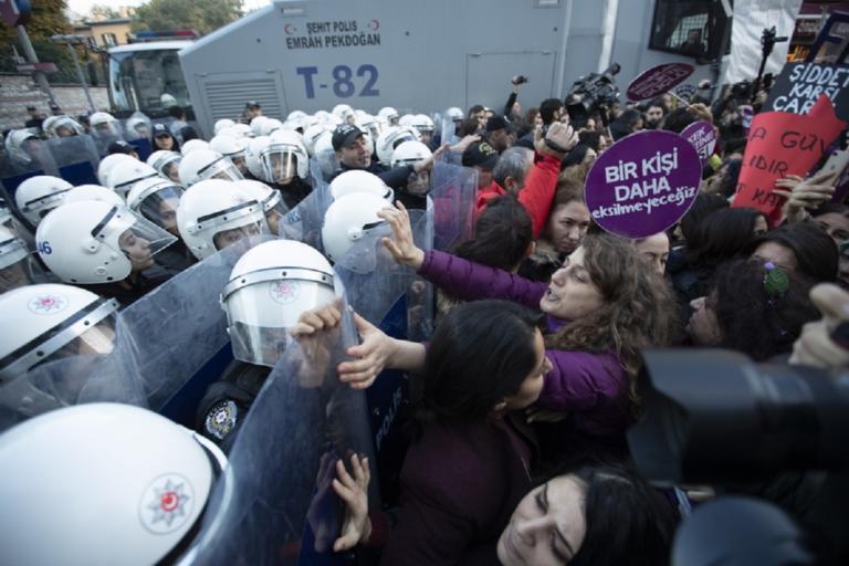 Τουρκία: Χρήση δακρυγόνων από την αστυνομία κατά πορείας γυναικών (εικόνες)