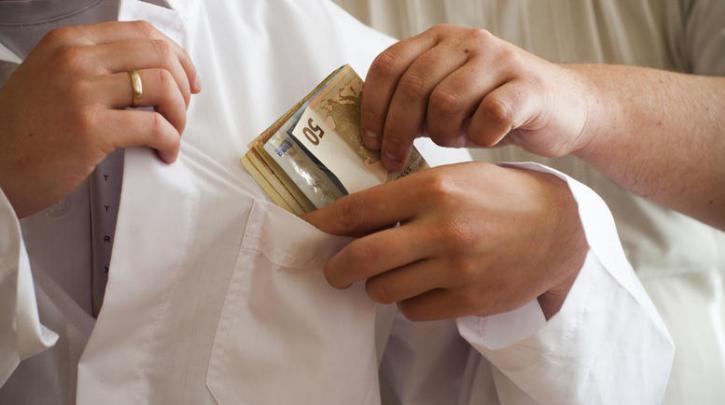 Συγκλονίζει η περιγραφή καρκινοπαθούς, ο οποίος υποχρεώθηκε σε “φακελάκι”! (vid)