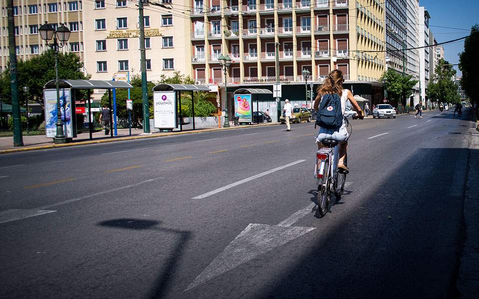 Άδεια πόλη η Αθήνα – Εκατό χιλιάδες αυτοκίνητα πέρασαν τα διόδια
