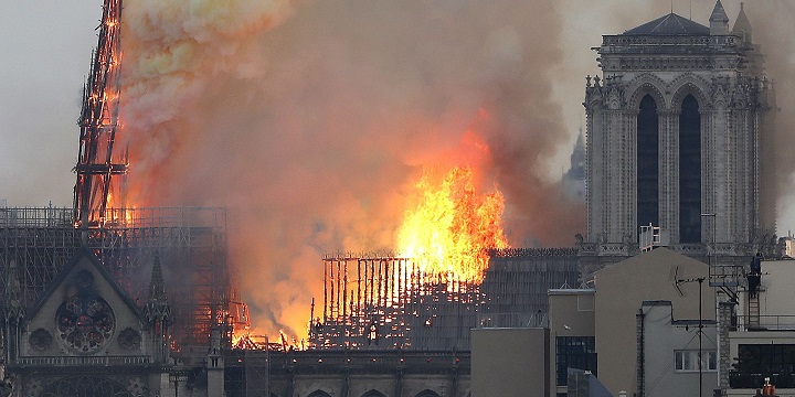 Πιθανόν σε ατύχημα οφείλεται η φωτιά στη Παναγία των Παρισίων