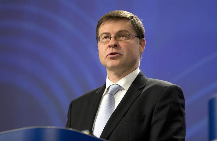 Ντομπρόβσκις: Ανοιχτό το ενδεχόμενο να μην μειωθεί το αφορολόγητο