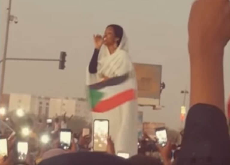 Απειλές για τη ζωή της δέχεται η γυναίκα σύμβολο του Σουδάν