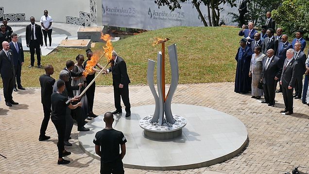 Ο Γιούνκερ παραλίγο να βάλει φωτιά στην Πρώτη Κυρία της Ρουάντα(video)