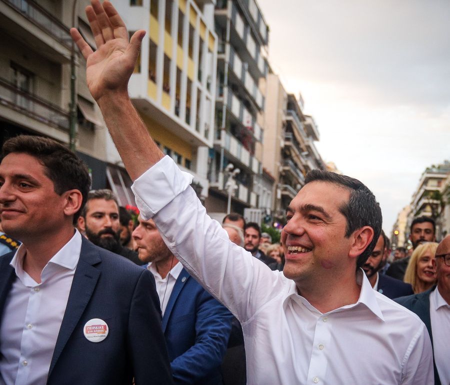 Κόκκινο κραγιόν στο μάγουλο του πρωθυπουργού…