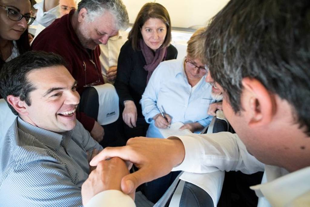 Ο Τσίπρας ταξίδεψε για Γιάννενα με το αεροπλάνο της γραμμής – Οι σέλφι&hellip;