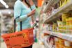 Αναλυτικά σε ποια προϊόντα μειώνονται οι τιμές λόγω της πτώσης του ΦΠΑ στο 13% (λίστα)