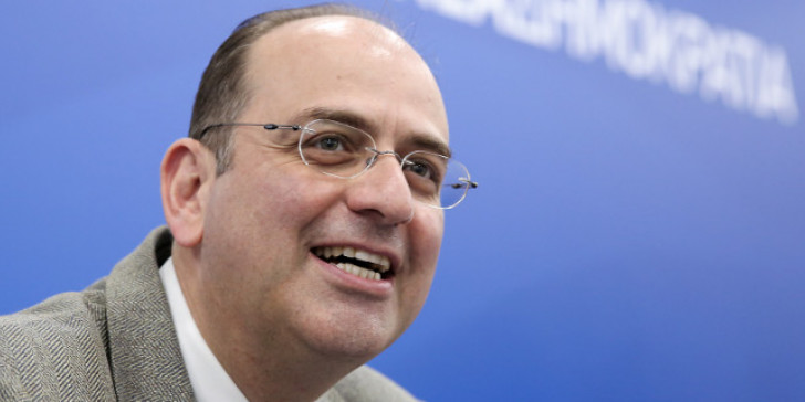 Λαζαρίδης στη γραμμή Μητσοτάκη με συνθήματα καφενείου: Ferretti, χαβιάρι και Βελουχιώτη ‘Αρη