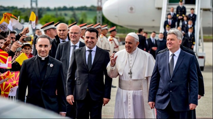 Ιστορική επίσκεψη πάπα στα Σκόπια – Θερμή υποδοχή στον Φραγκίσκο
