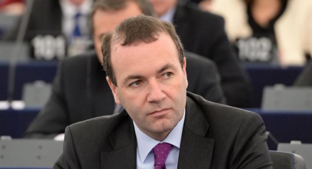 Ο Μάνφρεντ Βέμπερ είναι φιλέλληνας!!! Φόρεσε γραβάτα με ελληνικά γράμματα… (εικόνες)